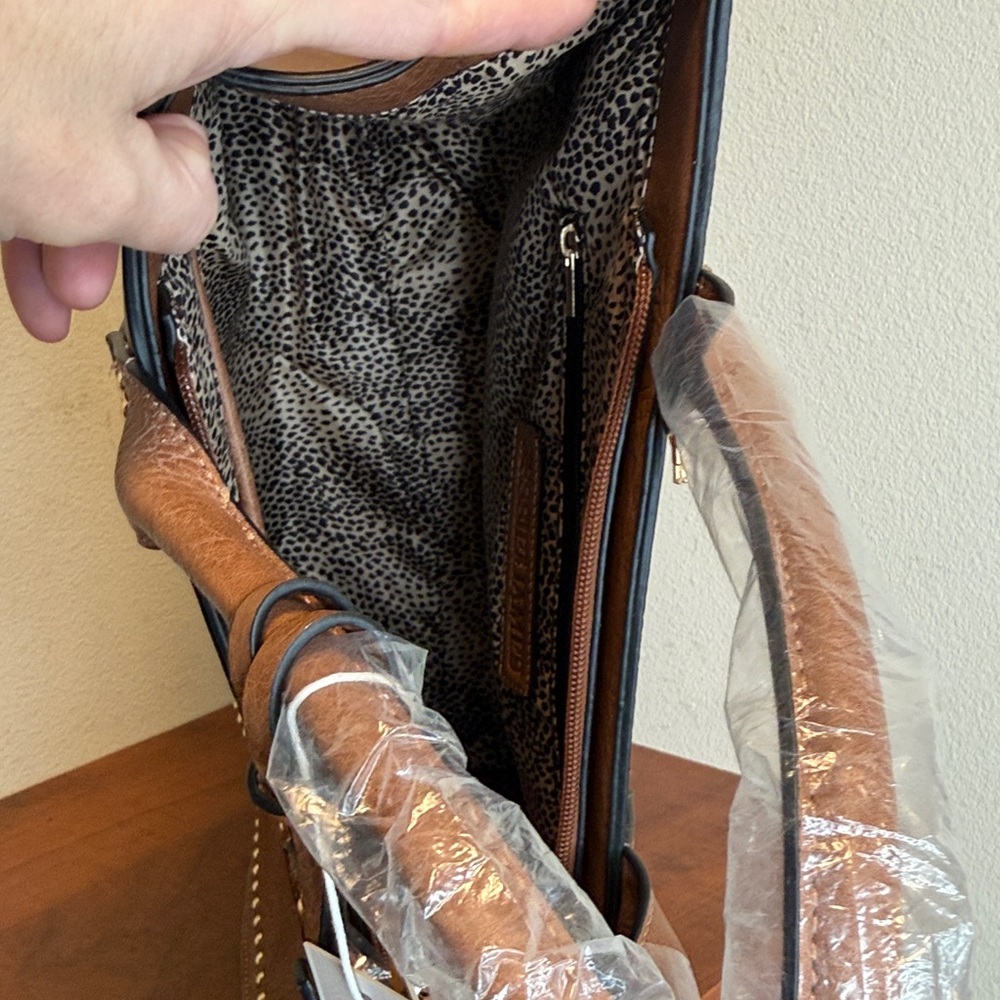 NWT Jessie James Kate Concealed Carry Lock and Key Satchel with Coin Pouch - Picture 11 of 16